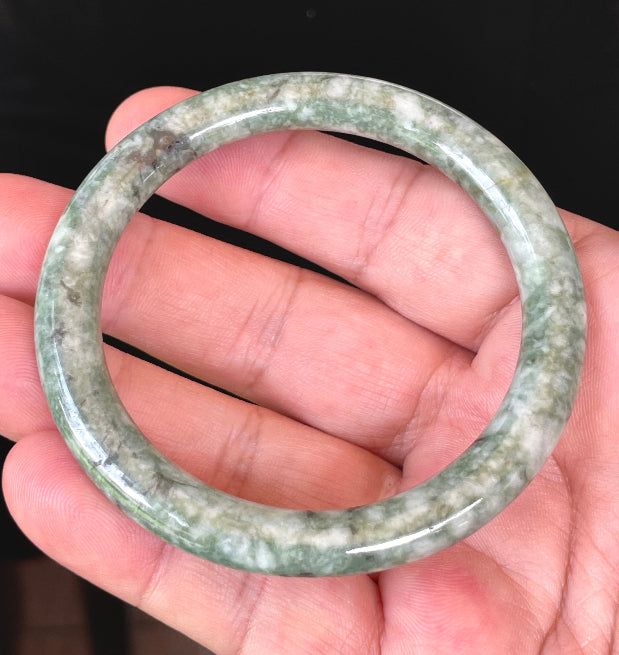 Vitreous luster and fine crystalline texture of the authentic Myanmar jade princess cut bangle JB372