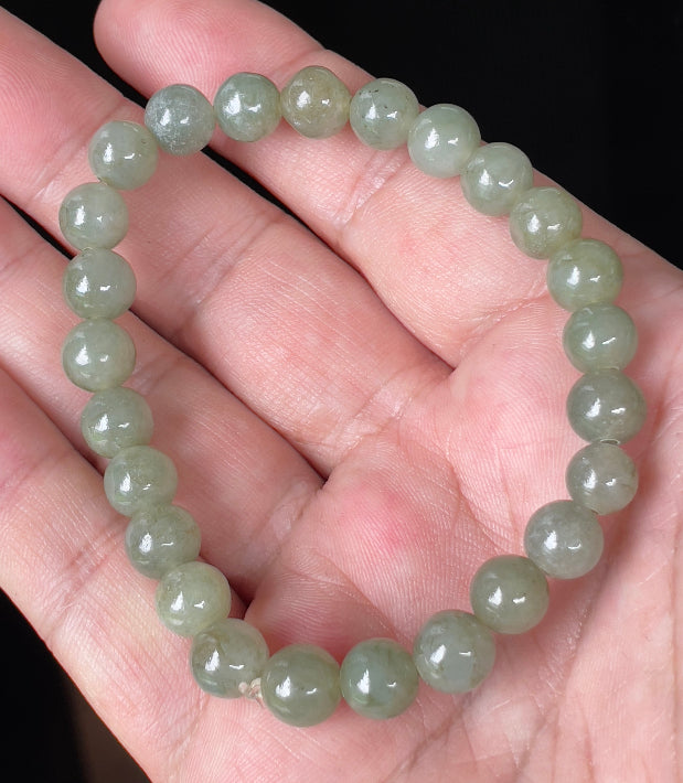 Vitreous luster and fine texture of the authentic Myanmar jade bead bracelet JBB124