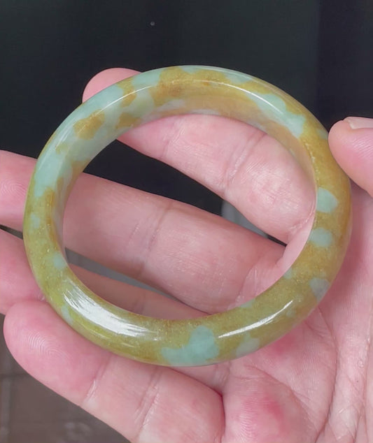 Video showcasing the natural glassy luster and fine crystalline texture of icy honey, brown, bluish and milky white Burmese jadeite bangle JB094