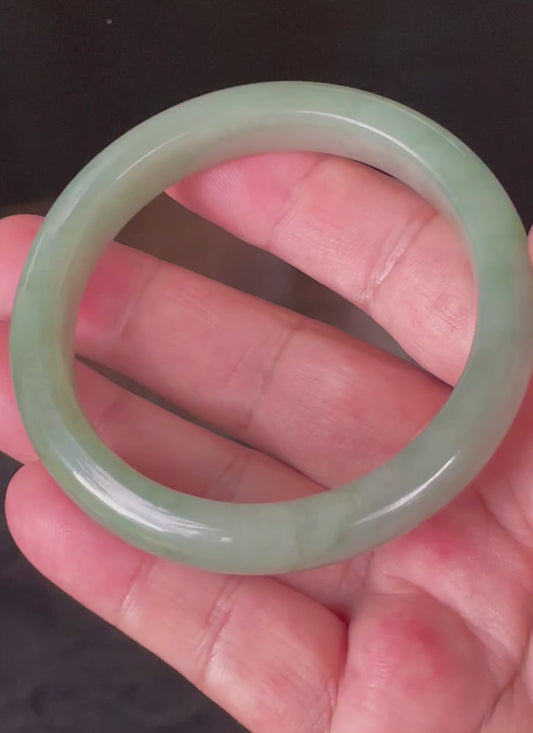 Video showcasing the bright glassy luster and fine crystalline texture of icy apple green and imperial green Burmese jadeite bangle JB922