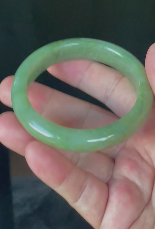 Video showcasing the bright glassy luster and fine crystalline texture of icy apple green, milky white, and honey Burmese jadeite bangle JB916