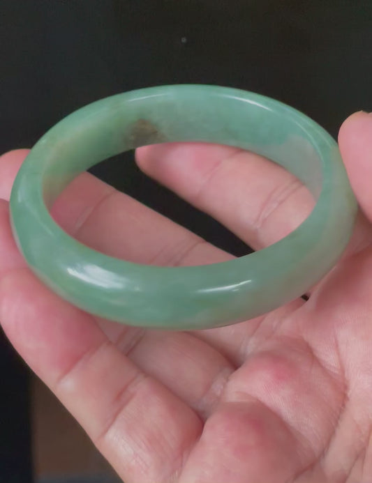 Video showcasing the bright glassy luster and fine crystalline texture of icy apple green, emerald green, and honey brown Burmese jadeite bangle JB906