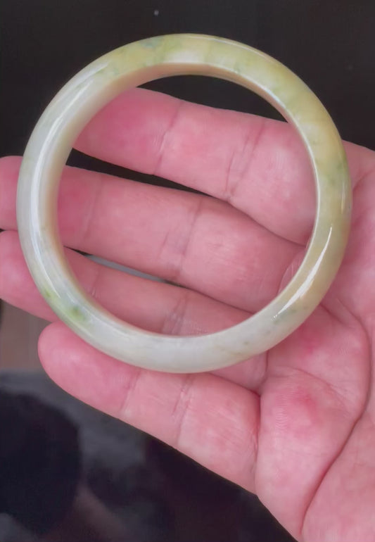 Video showcasing the bright glassy luster and fine crystalline texture of icy yellow, honey, apple green, and milky white Burmese jadeite bangle JB053