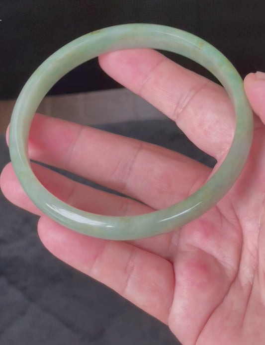 Video showcasing the vitreous luster and fine crystalline texture of icy imperial green and apple green Burmese jadeite bangle JB929