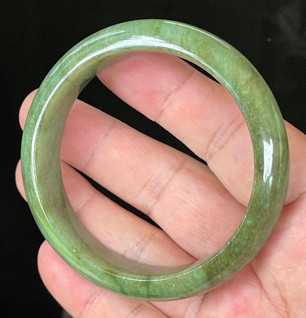Flat inner and round outer edges of 58.5mm icy emerald and apple green Burmese jade bangle JB043
