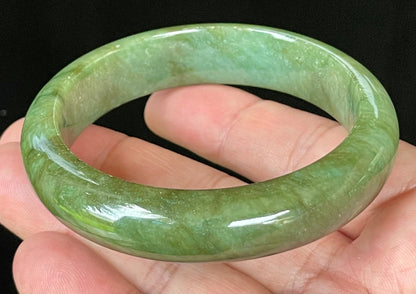Flat inner and round outer edges of 58.5mm icy emerald and apple green Burmese jade bangle JB043
