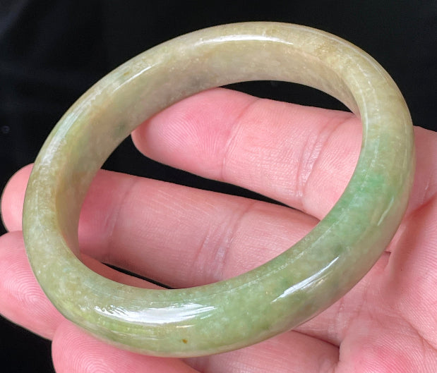 Flat inner and round outer edges of 56.9mm icy apple and imperial green Burmese jade bangle JB218