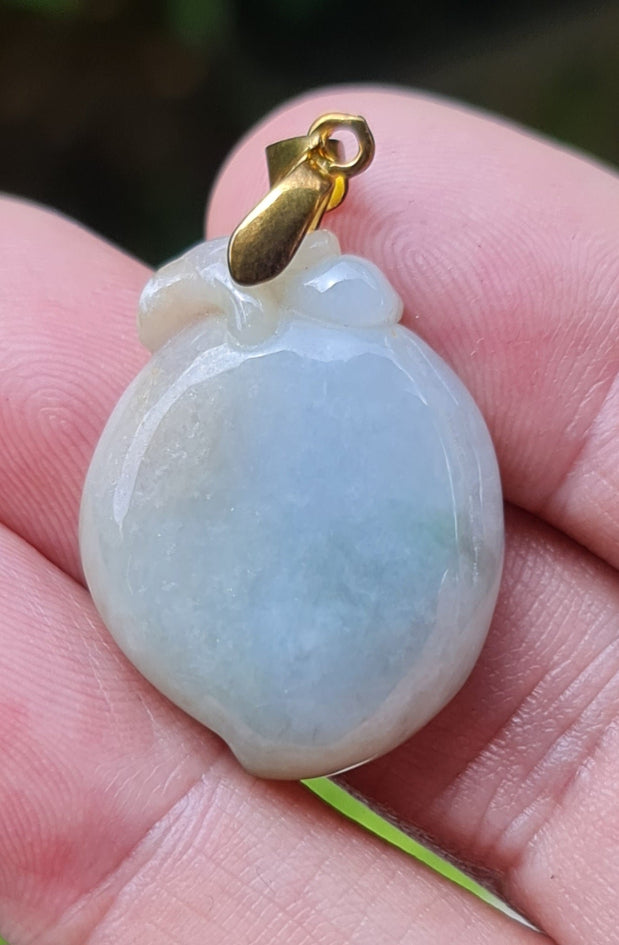 Fine texture of the authentic Myanmar jade pendant JOP007 showcasing a carved Peach Feng Shui design for longevity and health
