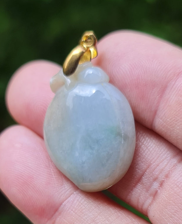 Fine texture of the authentic Myanmar jade pendant JOP007 showcasing a carved Peach Feng Shui design for longevity and health